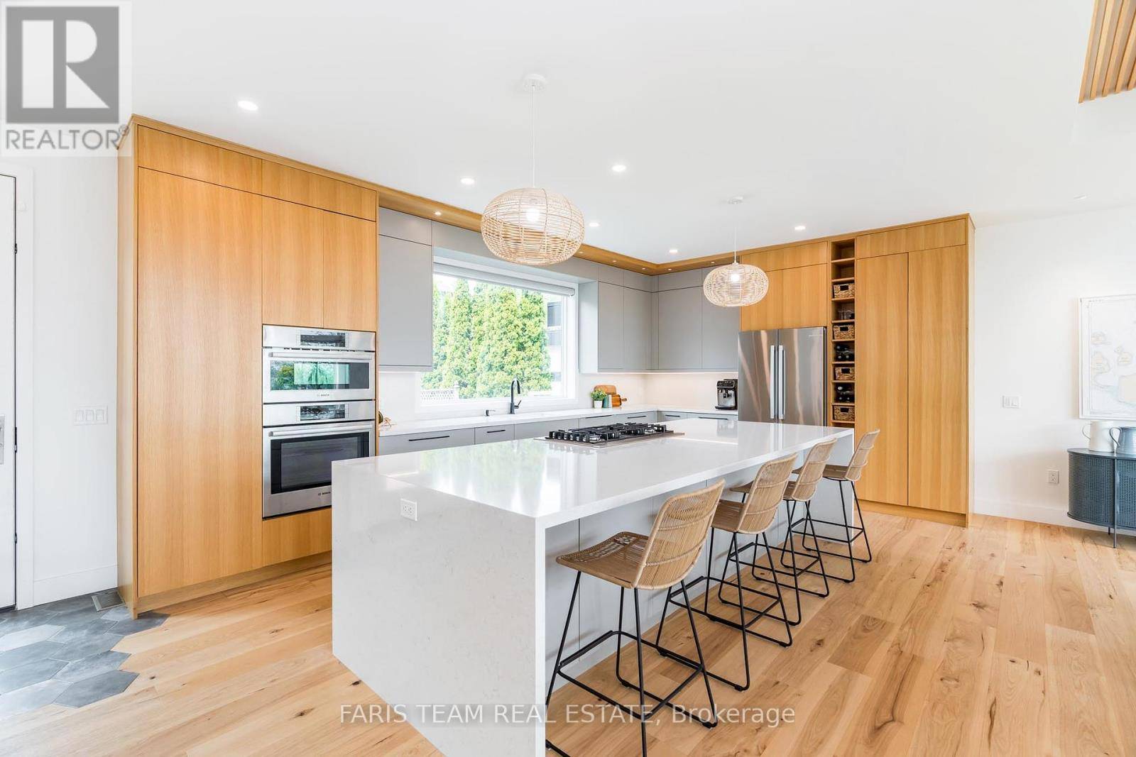 Barrie (north Shore), ON L4M1C3,202 KEMPENFELT DRIVE