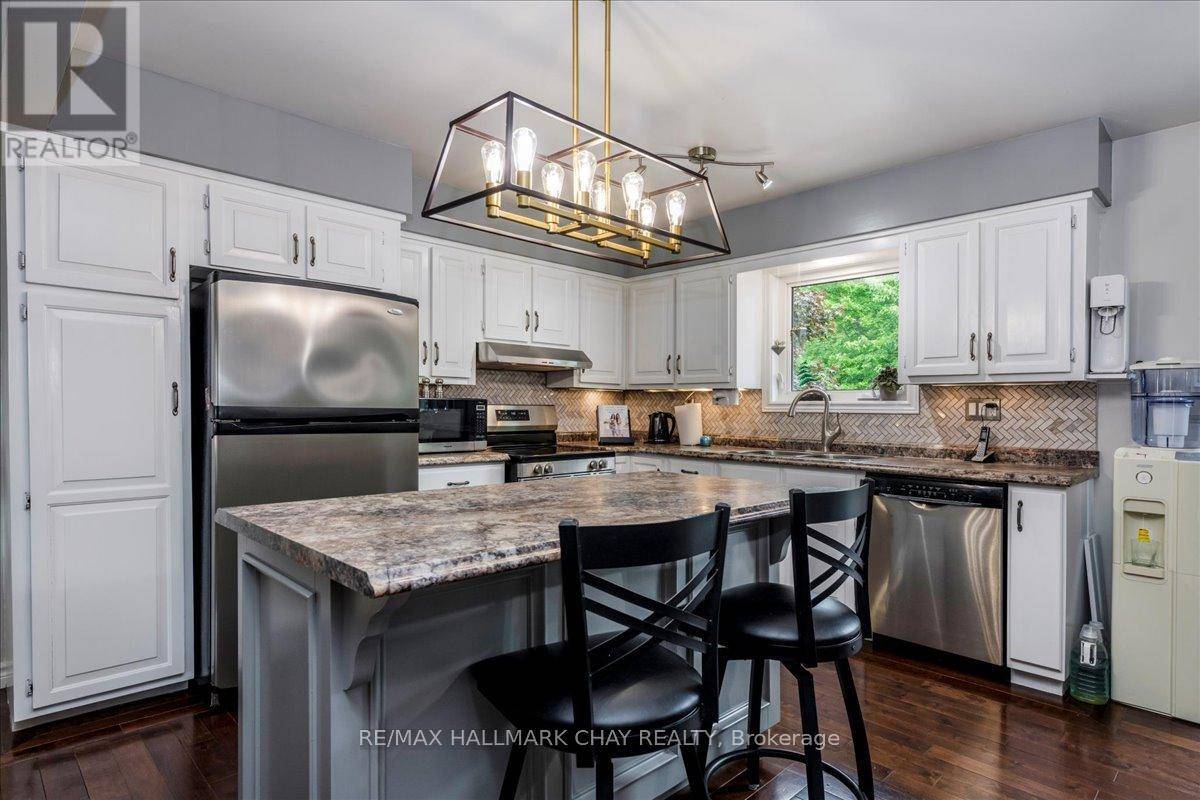 Springwater (elmvale), ON L0L1P0,17 GLENVIEW AVENUE
