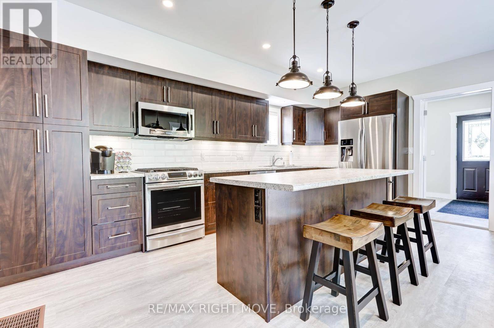 Orillia, ON L3V1N6,209 ATHERLEY ROAD