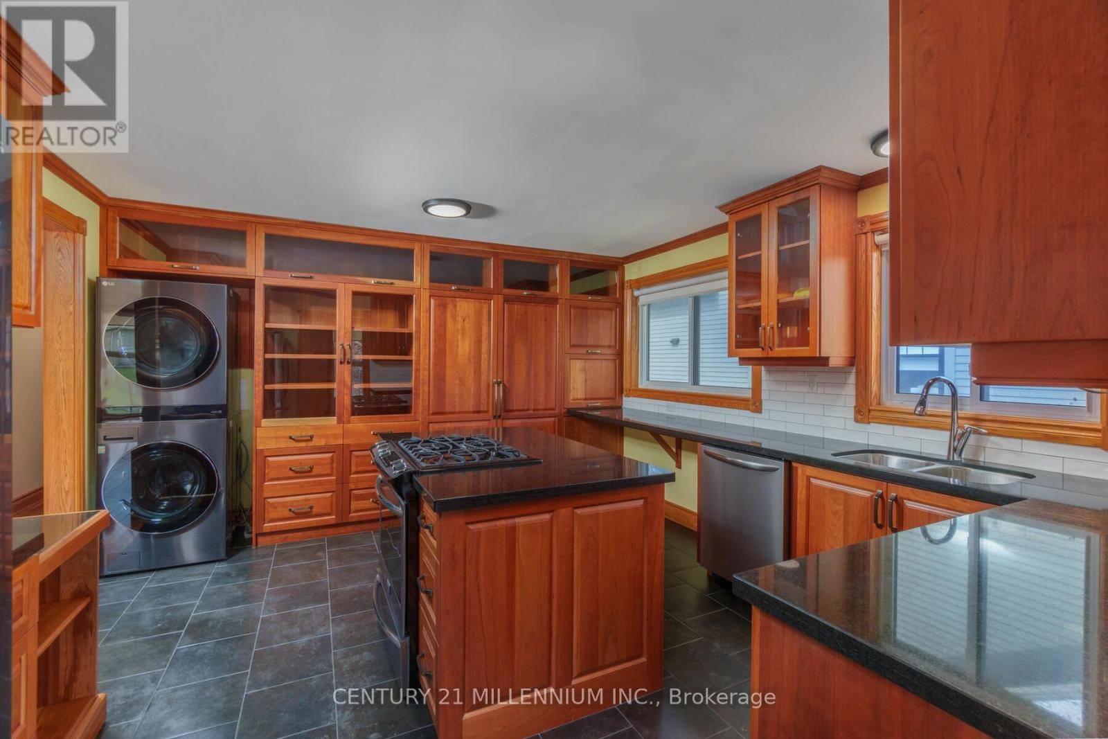Collingwood, ON L9Y3C8,338 WALNUT STREET