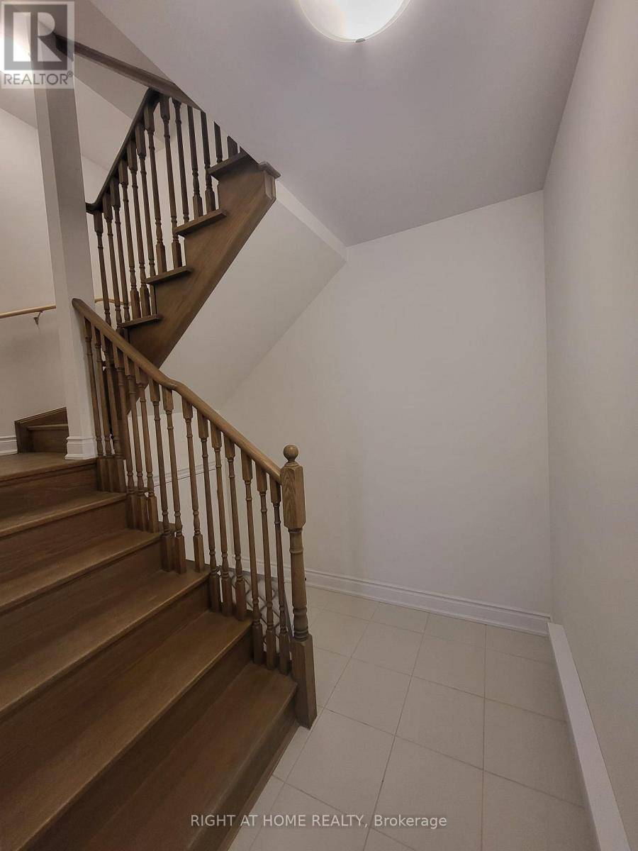 Barrie, ON L9J0T9,11 Tobias LN #3