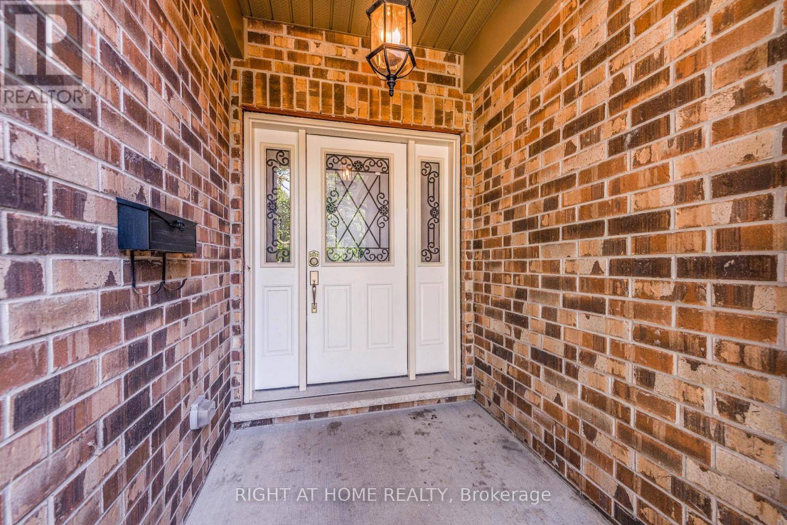 Barrie (wellington), ON L4M2W6,11 OTTAWAY AVENUE