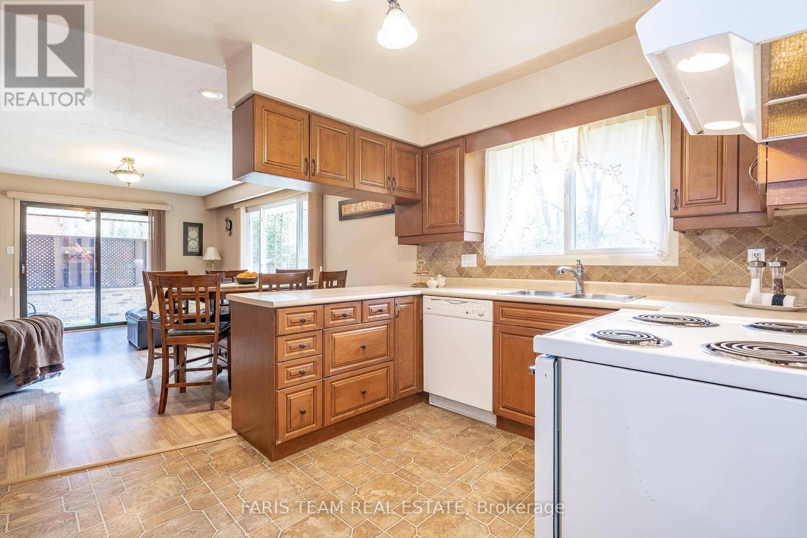 Springwater (anten Mills), ON L0L1Y2,15 LAWRENCE AVENUE