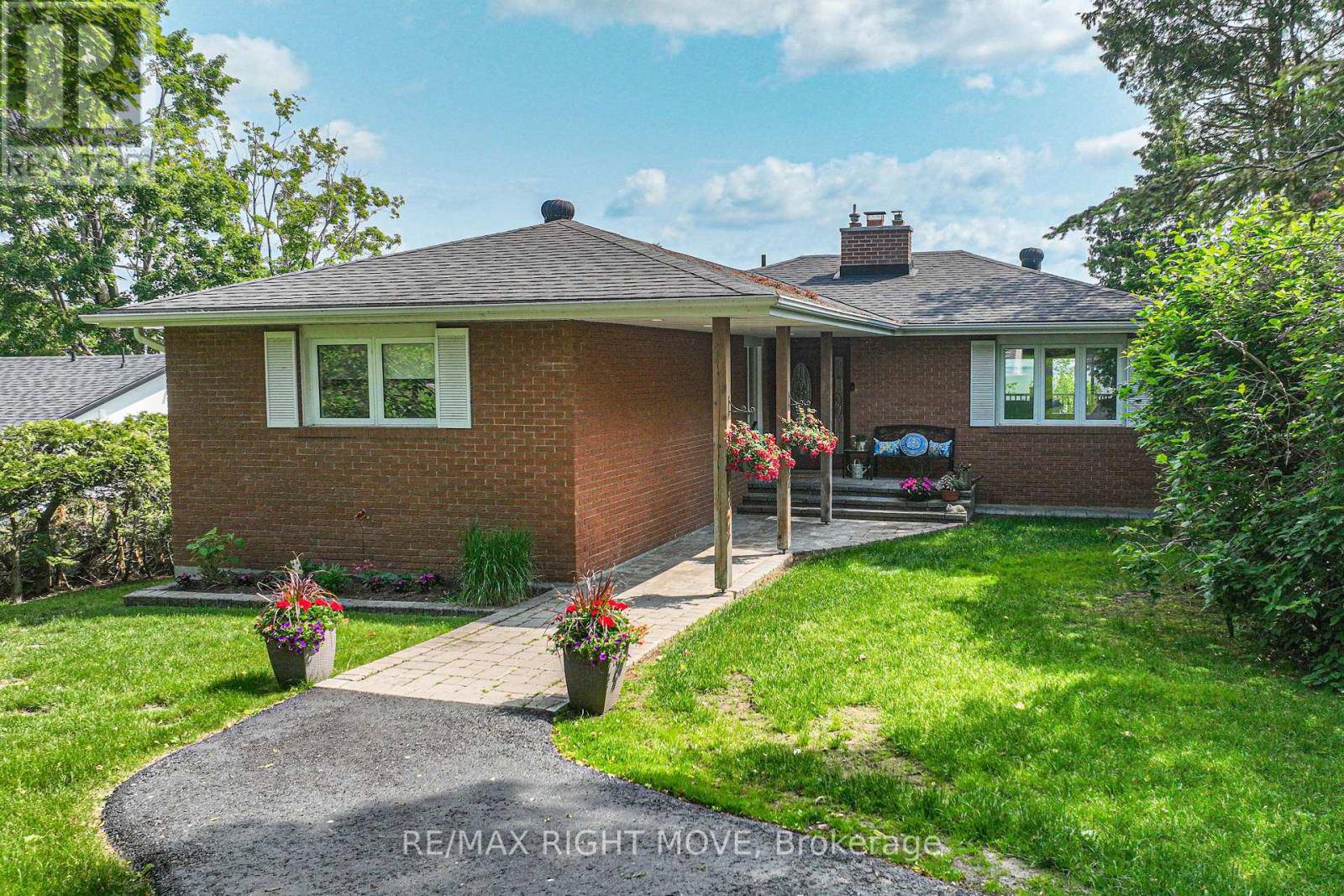 Oro-medonte, ON L3V0R8,905 WOODLAND DRIVE