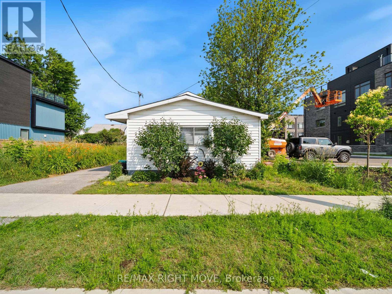 Orillia, ON L3V1S7,122 ELGIN STREET