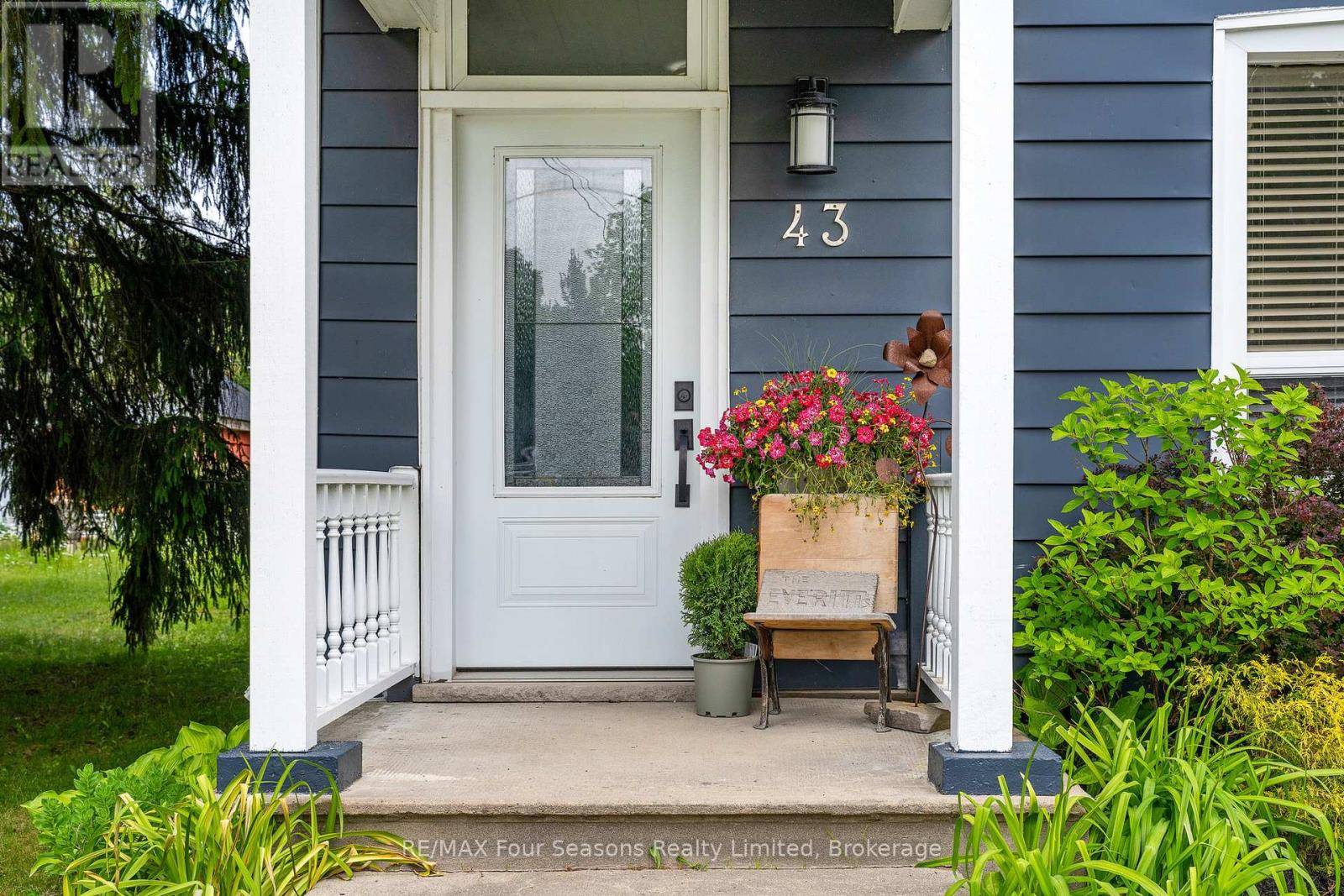 Collingwood, ON L9Y3A4,43 CEDAR STREET