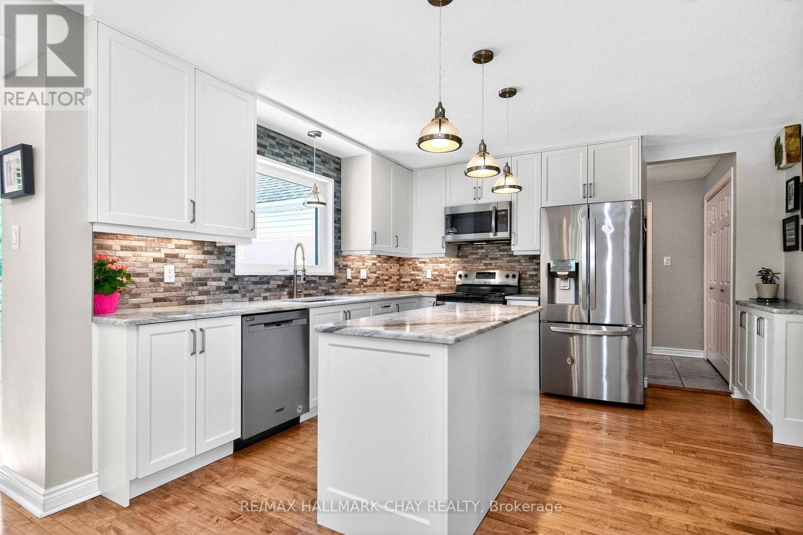 Oro-medonte, ON L0K1N0,403 MOONSTONE ROAD E