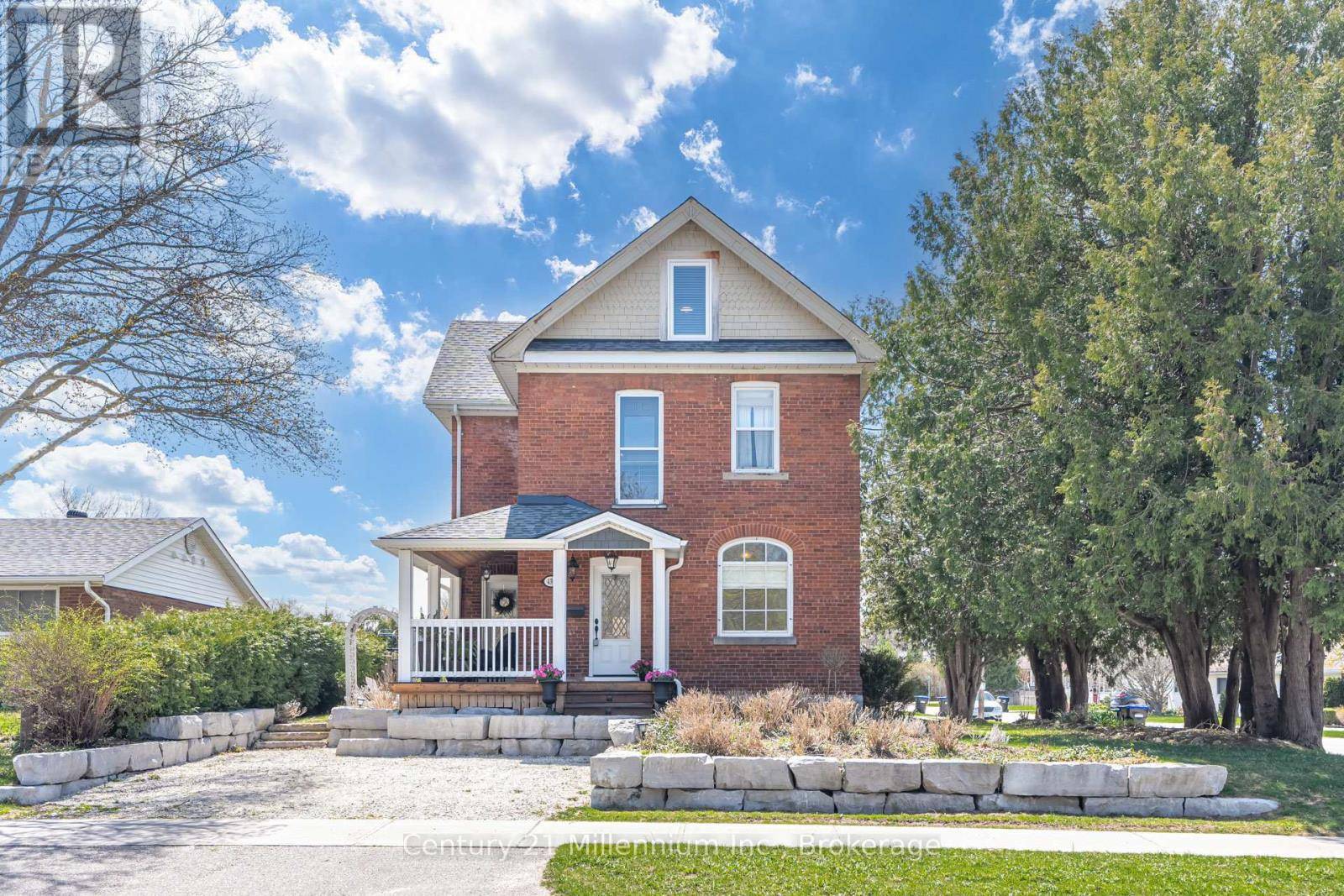 Collingwood, ON L9Y2W4,439 BIRCH STREET