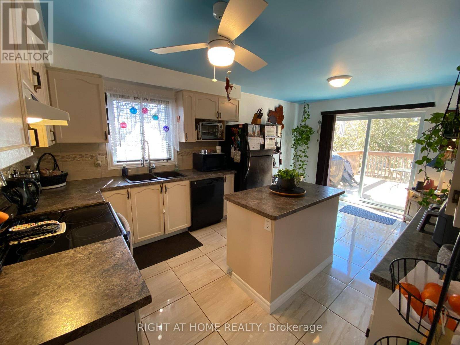 Oro-medonte, ON L0L1T0,4 CAMPBELL AVENUE