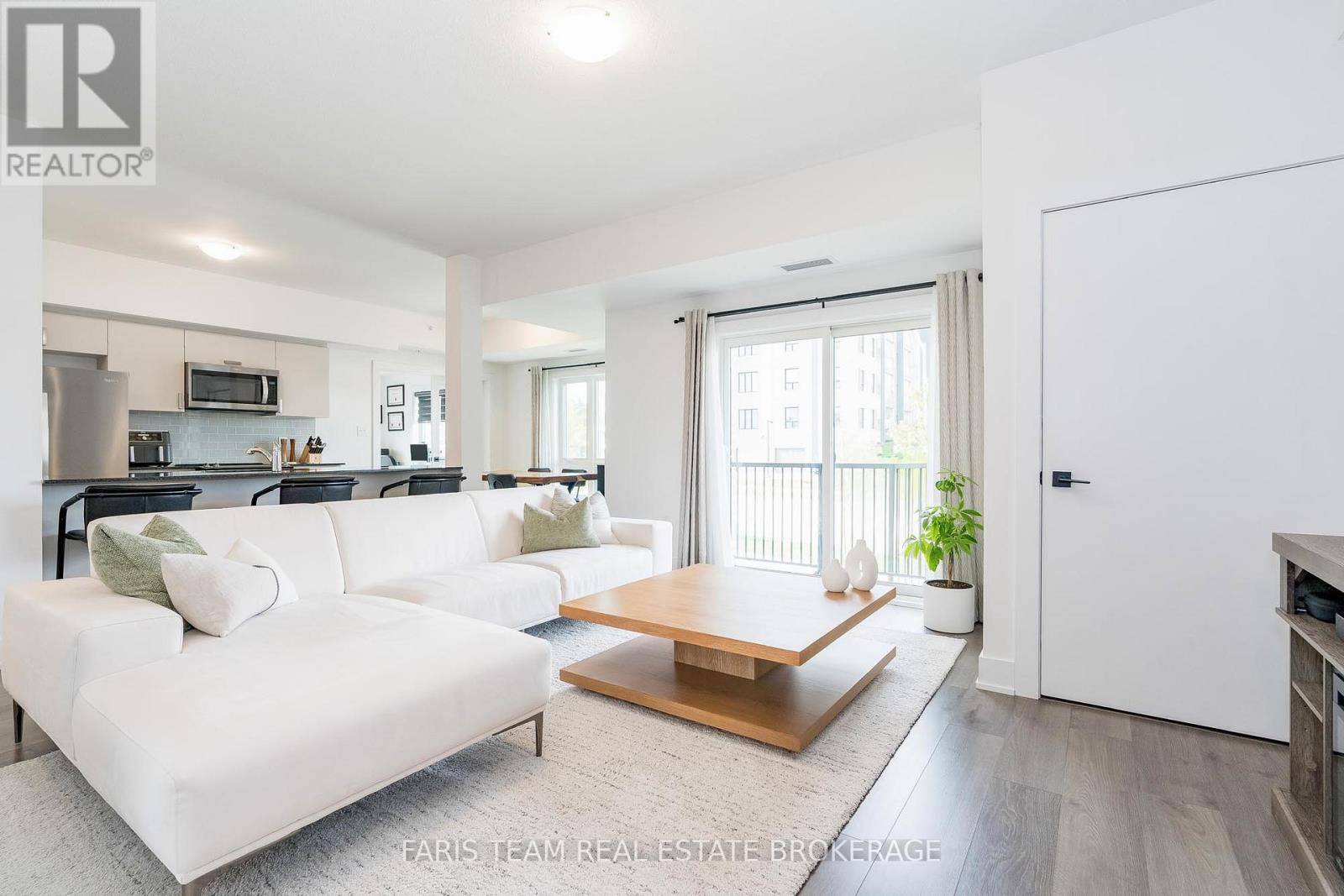 Barrie, ON L9J0T2,8 Culinary LN #102