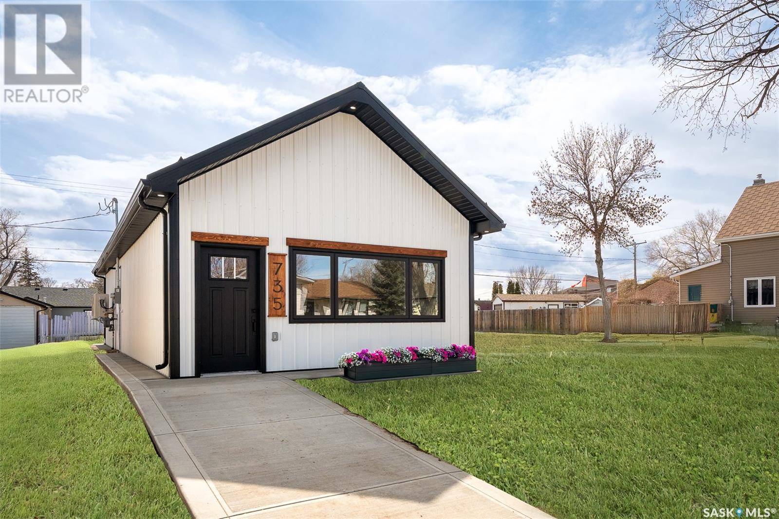 Moose Jaw, SK S6H0P9,735 Hochelaga STREET E