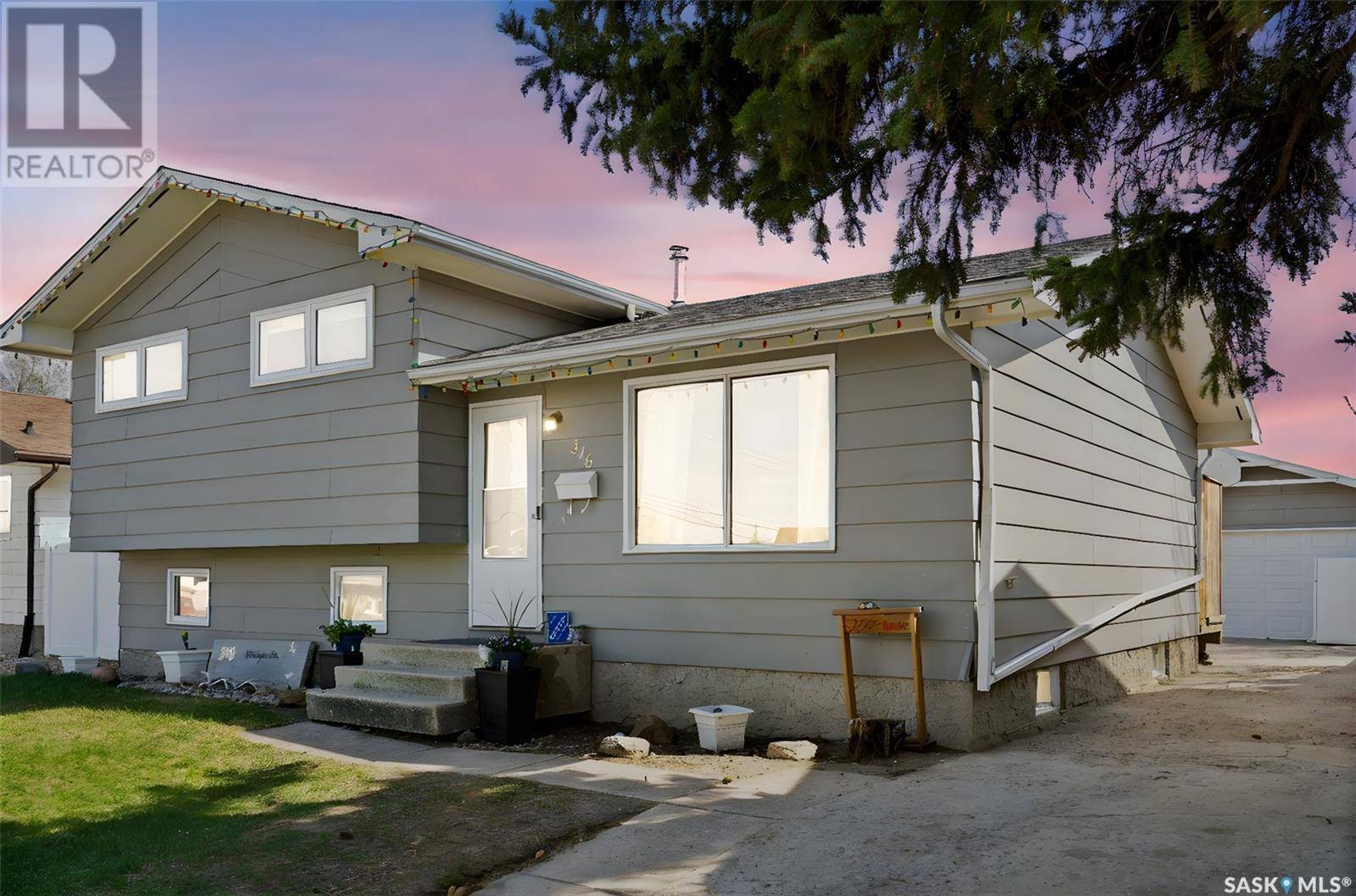 Moose Jaw, SK S6K1A4,346 Wellington DRIVE