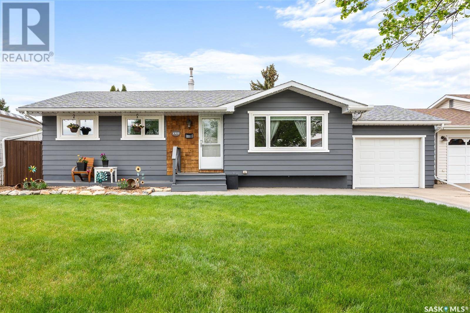 Moose Jaw, SK S6H3G2,1322 King CRESCENT