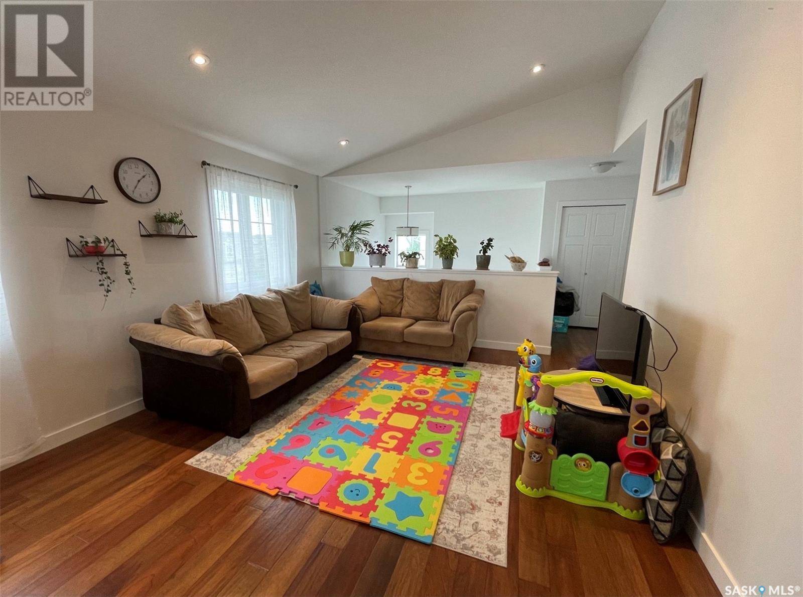 Regina, SK S4V1M6,4267 Green Apple DRIVE E