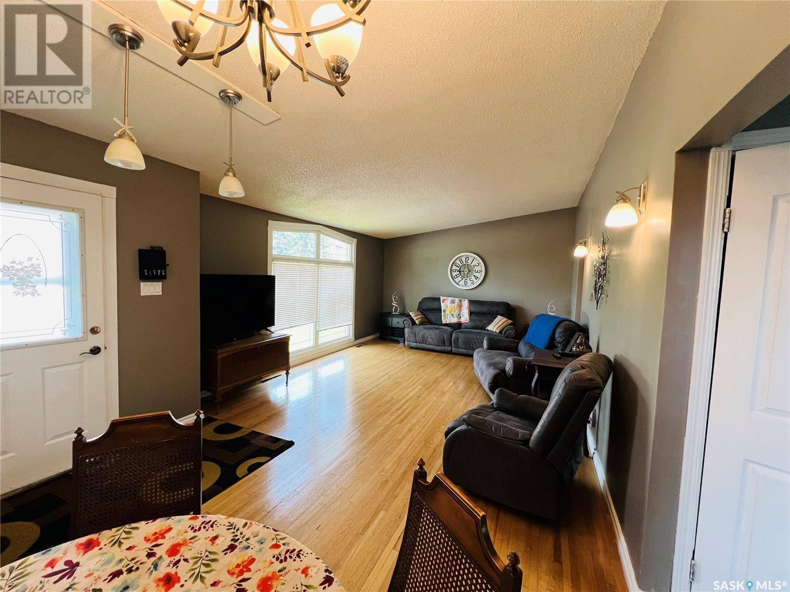 Swift Current, SK S9H1P1,284 10th AVENUE NW