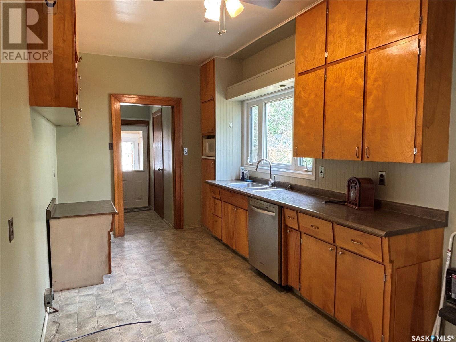 Moose Jaw, SK S6H1B1,1144 Chestnut AVENUE NE