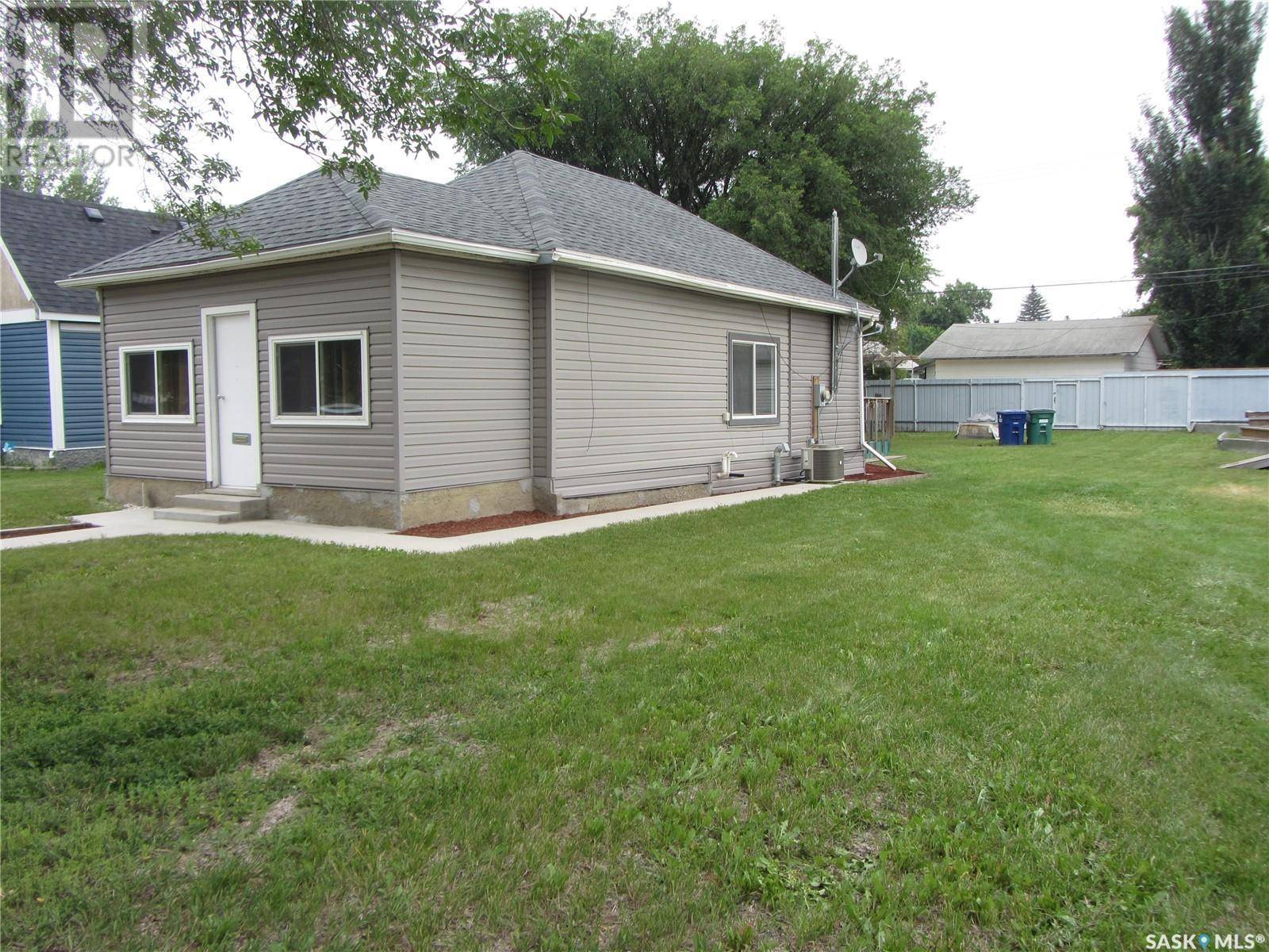 Saskatoon, SK S7M2V6,916 Weldon AVENUE