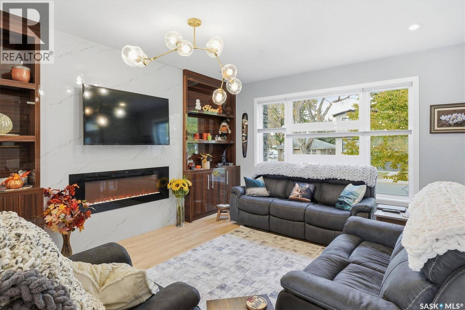 Saskatoon, SK S7H0Z1,1106 7th STREET E