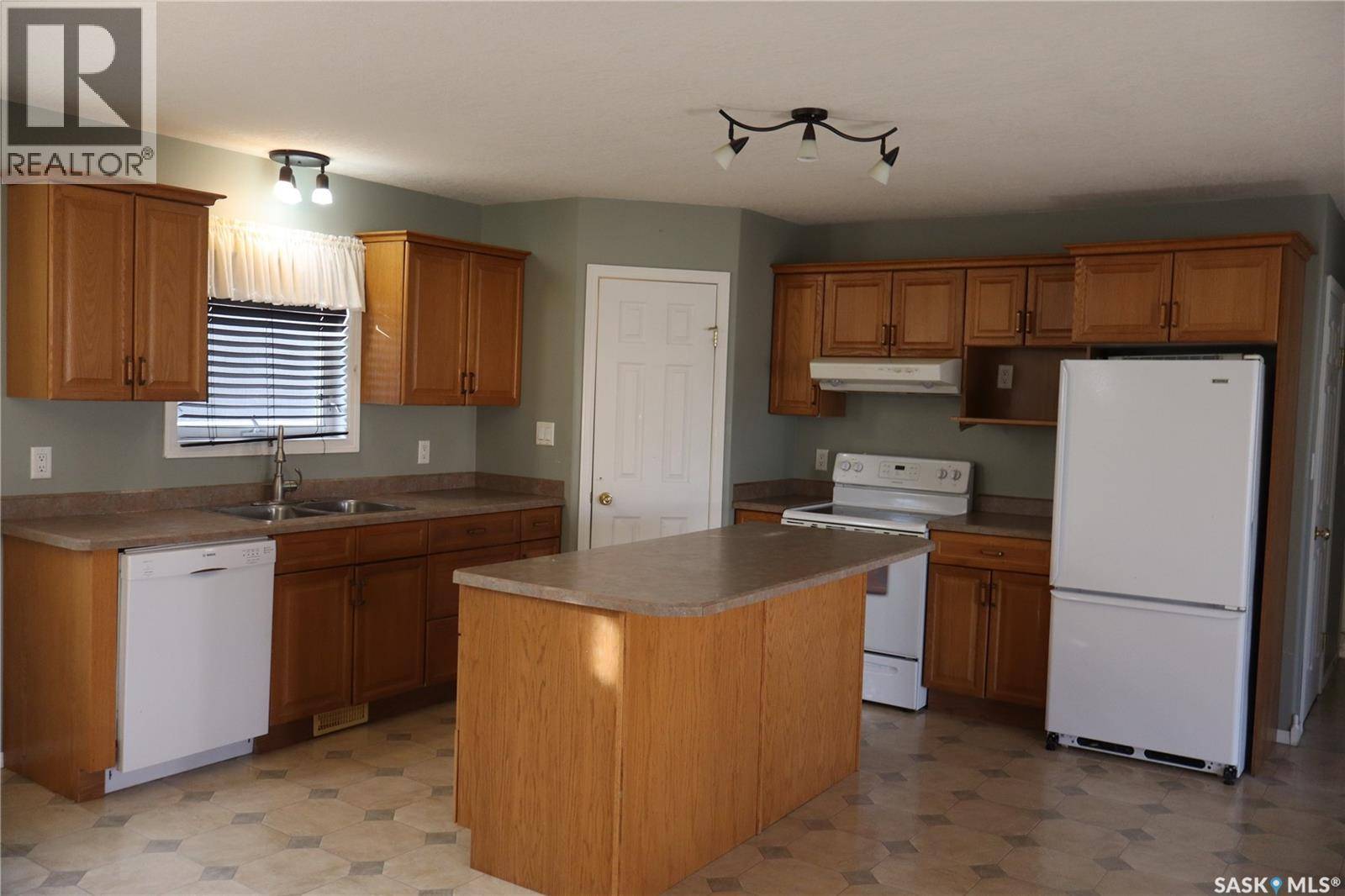 Assiniboia, SK S0H0B0,602 Centre STREET