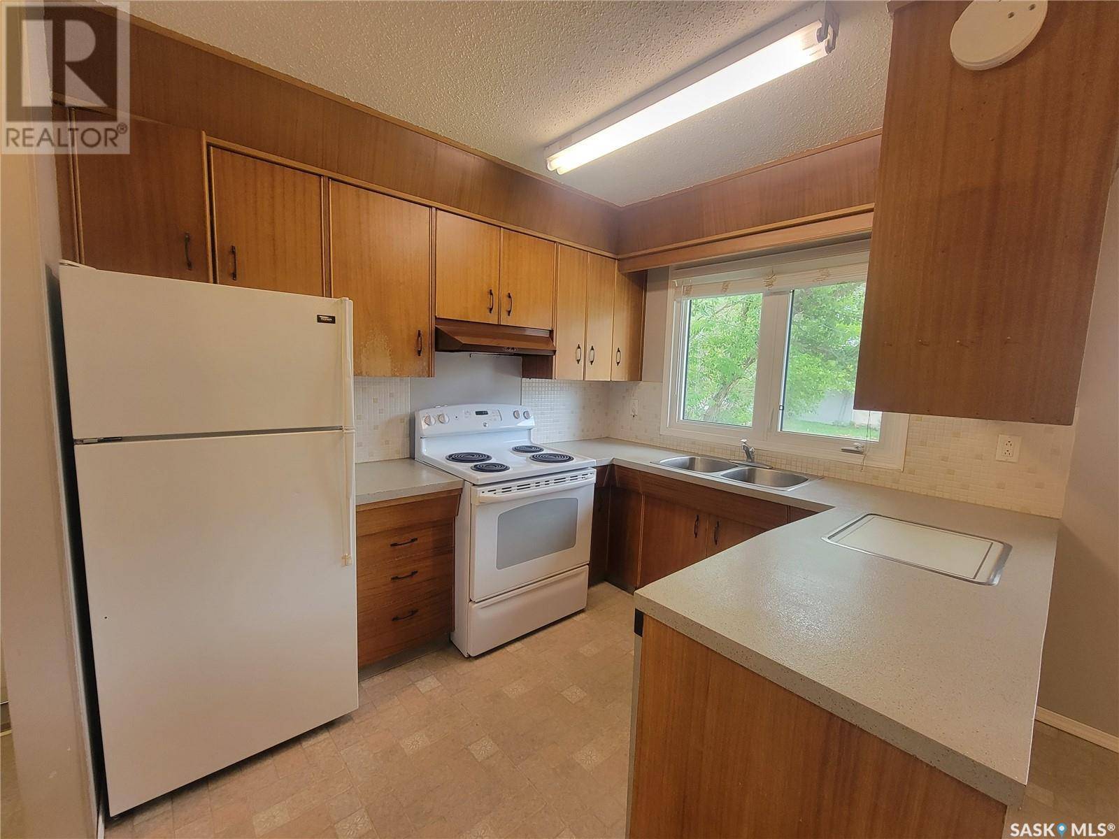 Macklin, SK S0L2C0,4903 Tribune STREET