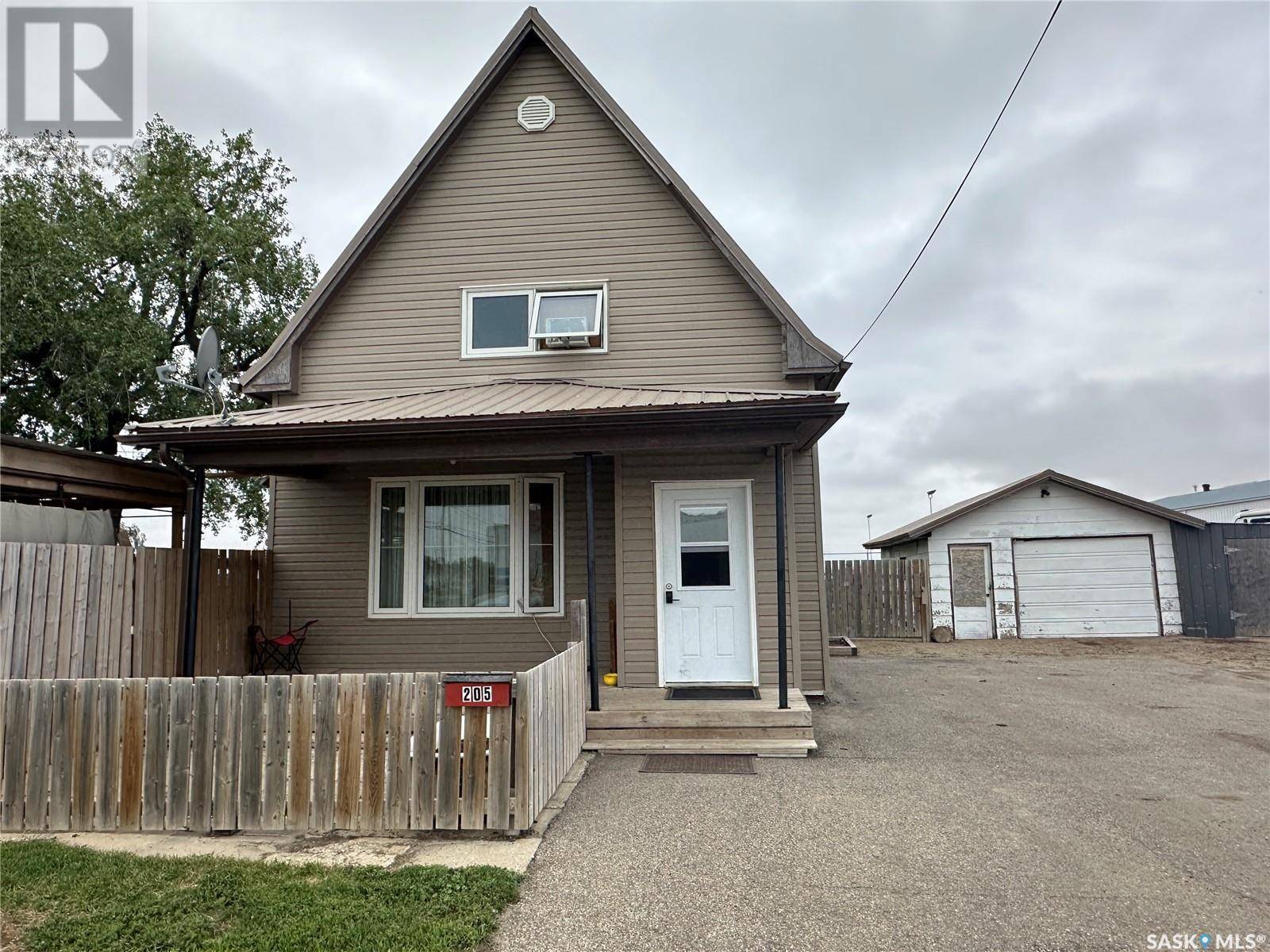 Weyburn, SK S4H2J2,205 1st AVENUE SW