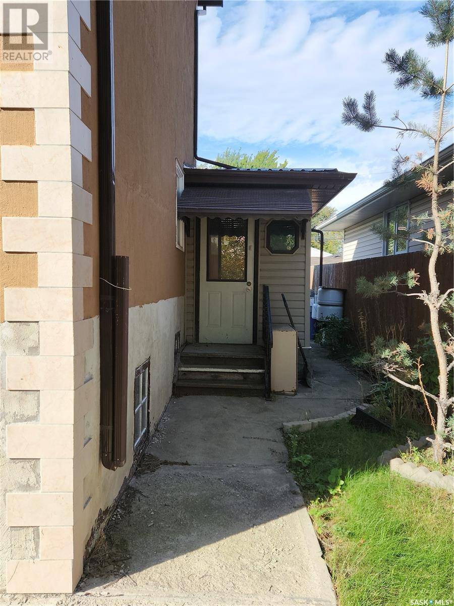 Saskatoon, SK S7M1X4,903 H AVENUE S