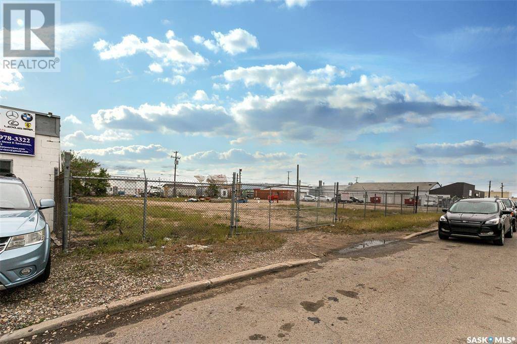 Saskatoon, SK S7K0V3,512 42nd A STREET E