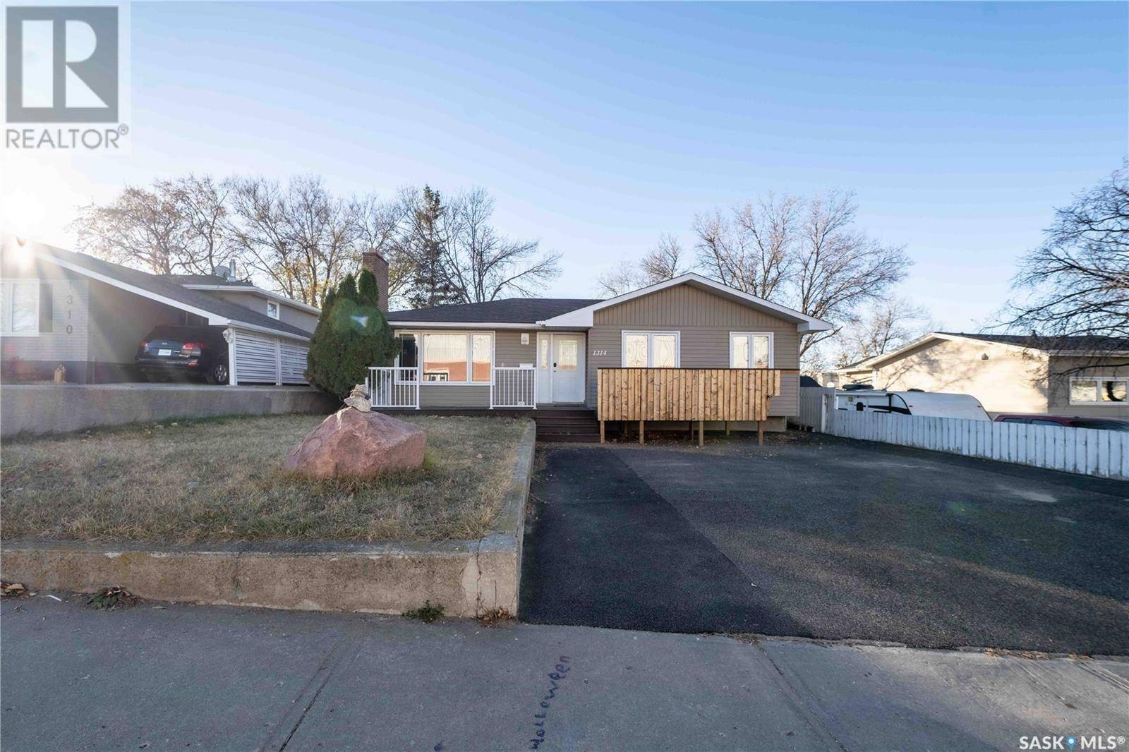 Moose Jaw, SK S6H3W2,1314 Henleaze AVENUE