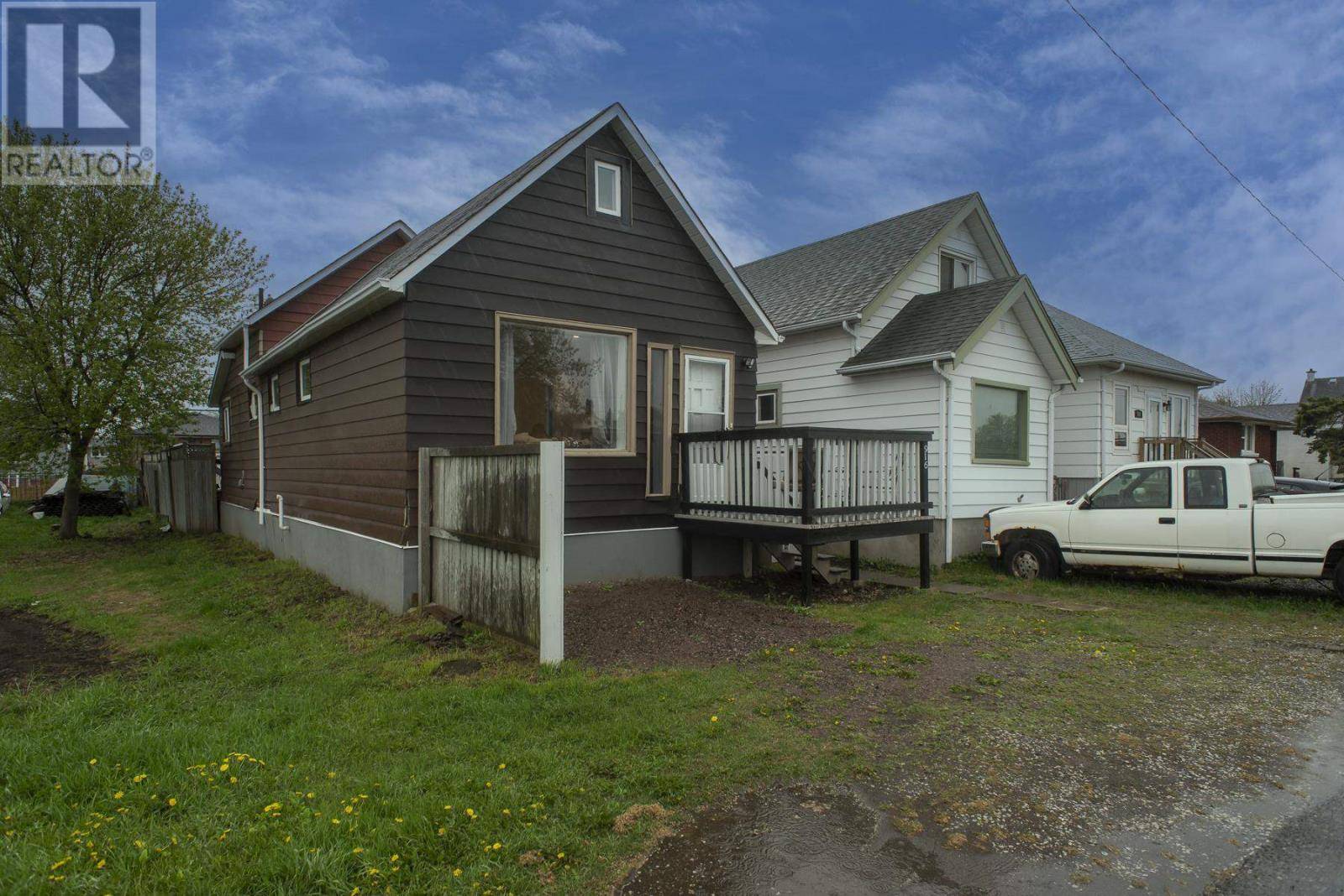 Thunder Bay, ON P7C3C1,916 McLaughlin ST