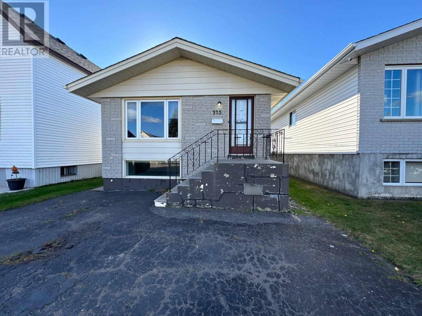 Thunder Bay, ON P7C2Y1,525 McBain ST