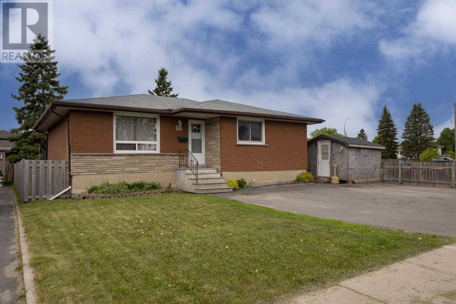 Thunder Bay, ON P7B5K2,955 John ST