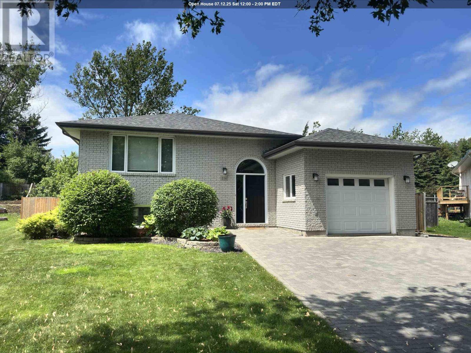 Thunder Bay, ON P7B6R6,214 Linden CT