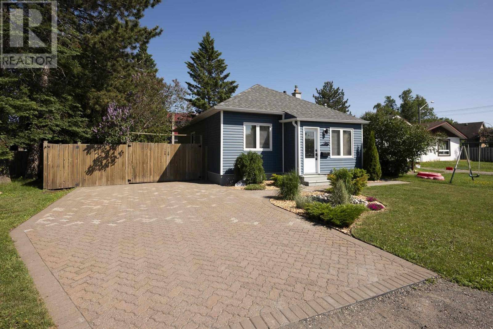 Thunder Bay, ON P7E1L3,742 Catherine ST