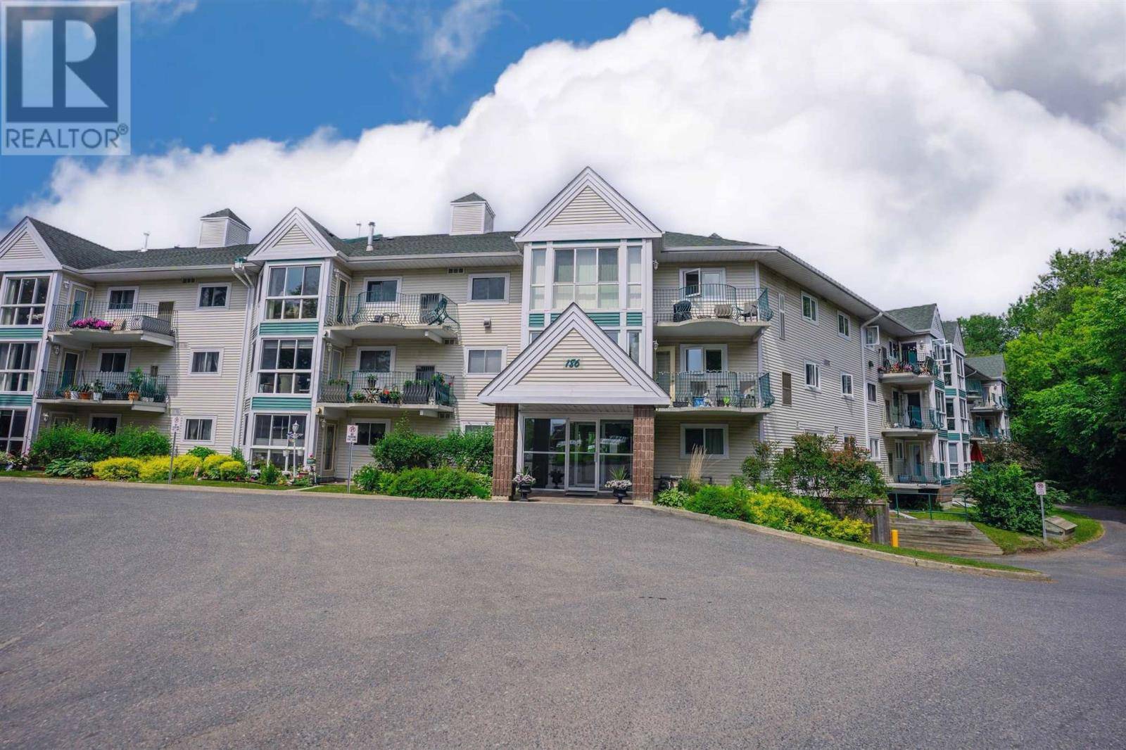 Thunder Bay, ON P7A5A1,214 186 Algoma ST N