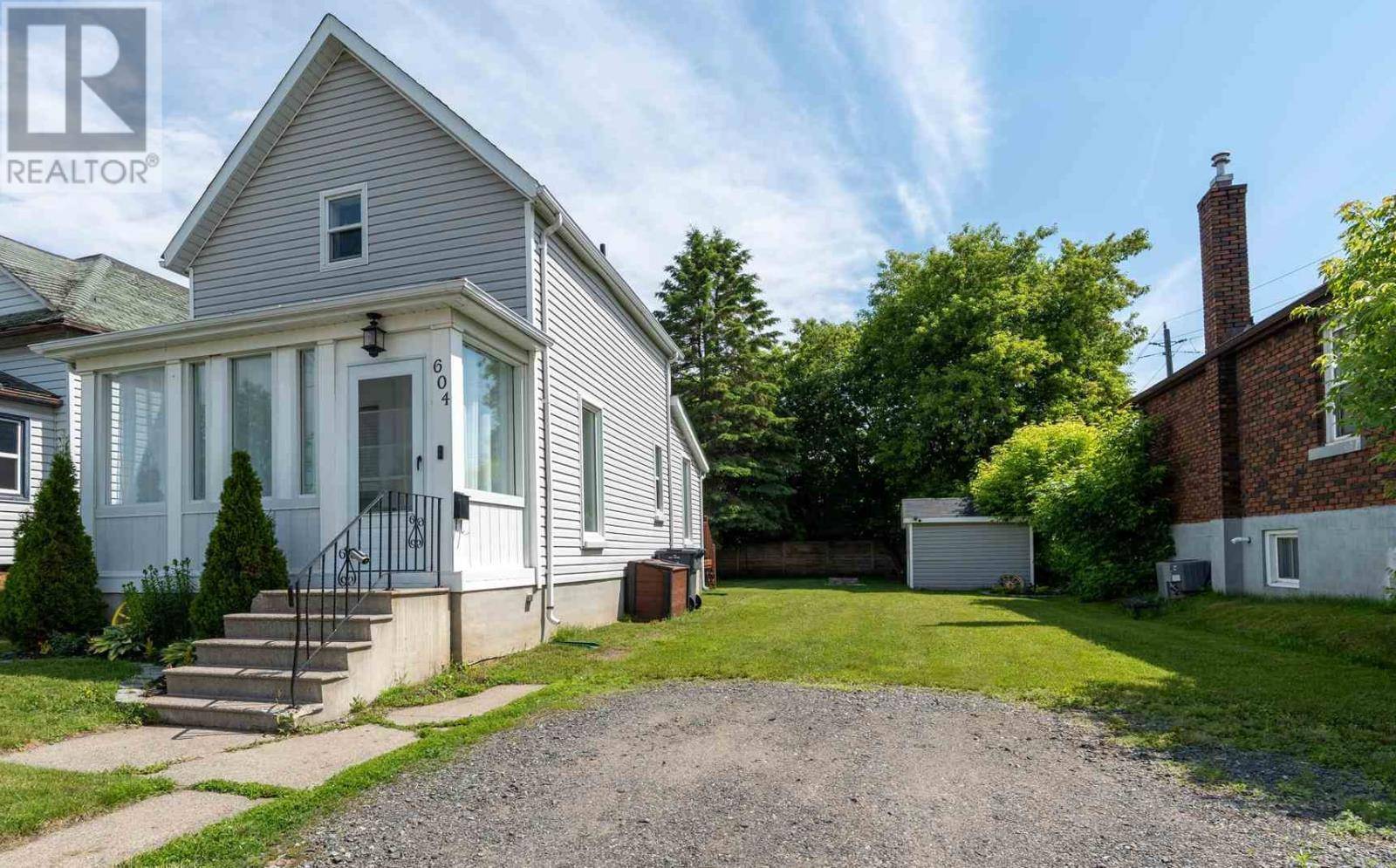 Thunder Bay, ON P7C3E1,604 McDonald ST