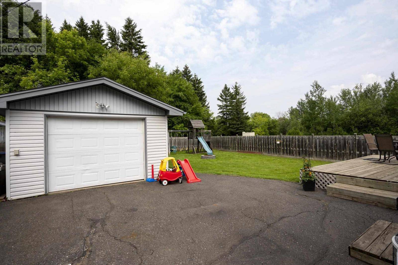 Thunder Bay, ON P7E3E9,907 Nipigon Ave