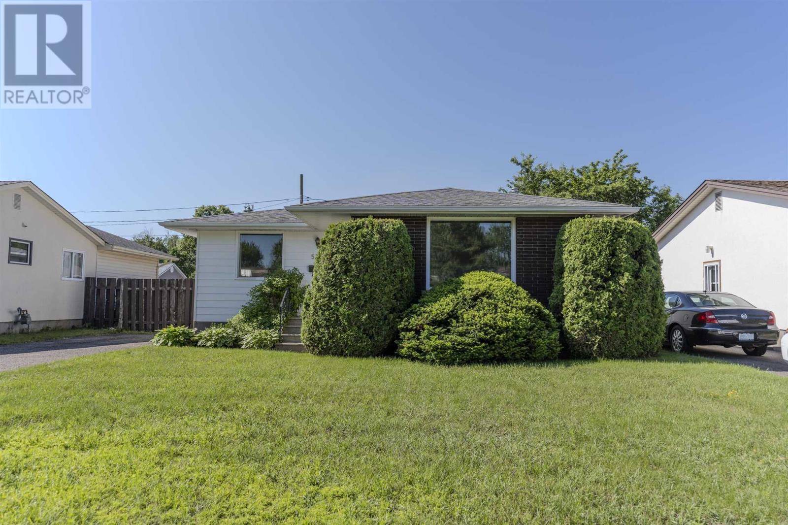 Thunder Bay, ON P7C1H1,526 Victoria AVE W