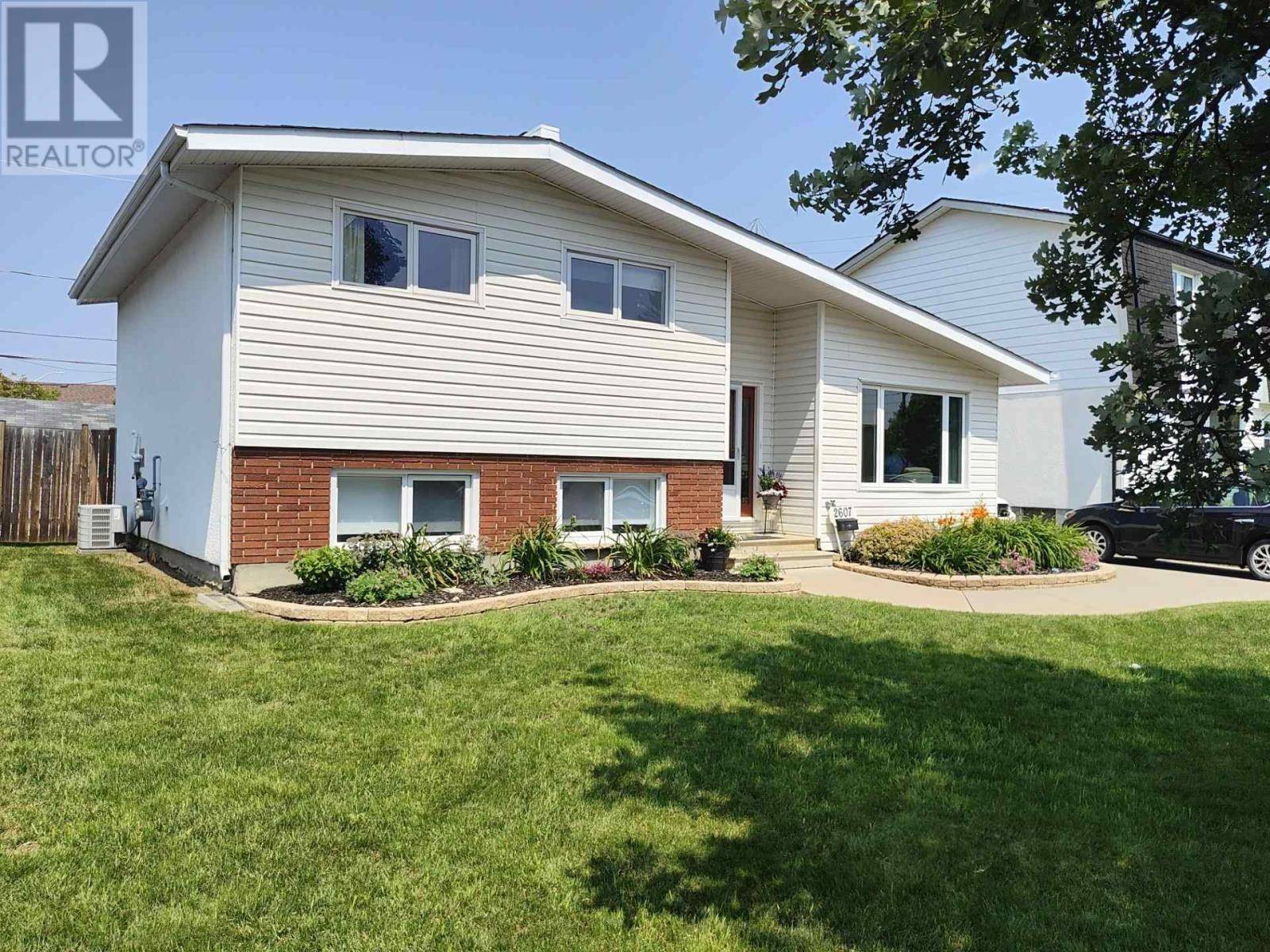 Thunder Bay, ON P7C2A2,2607 Woodlawn Ave N