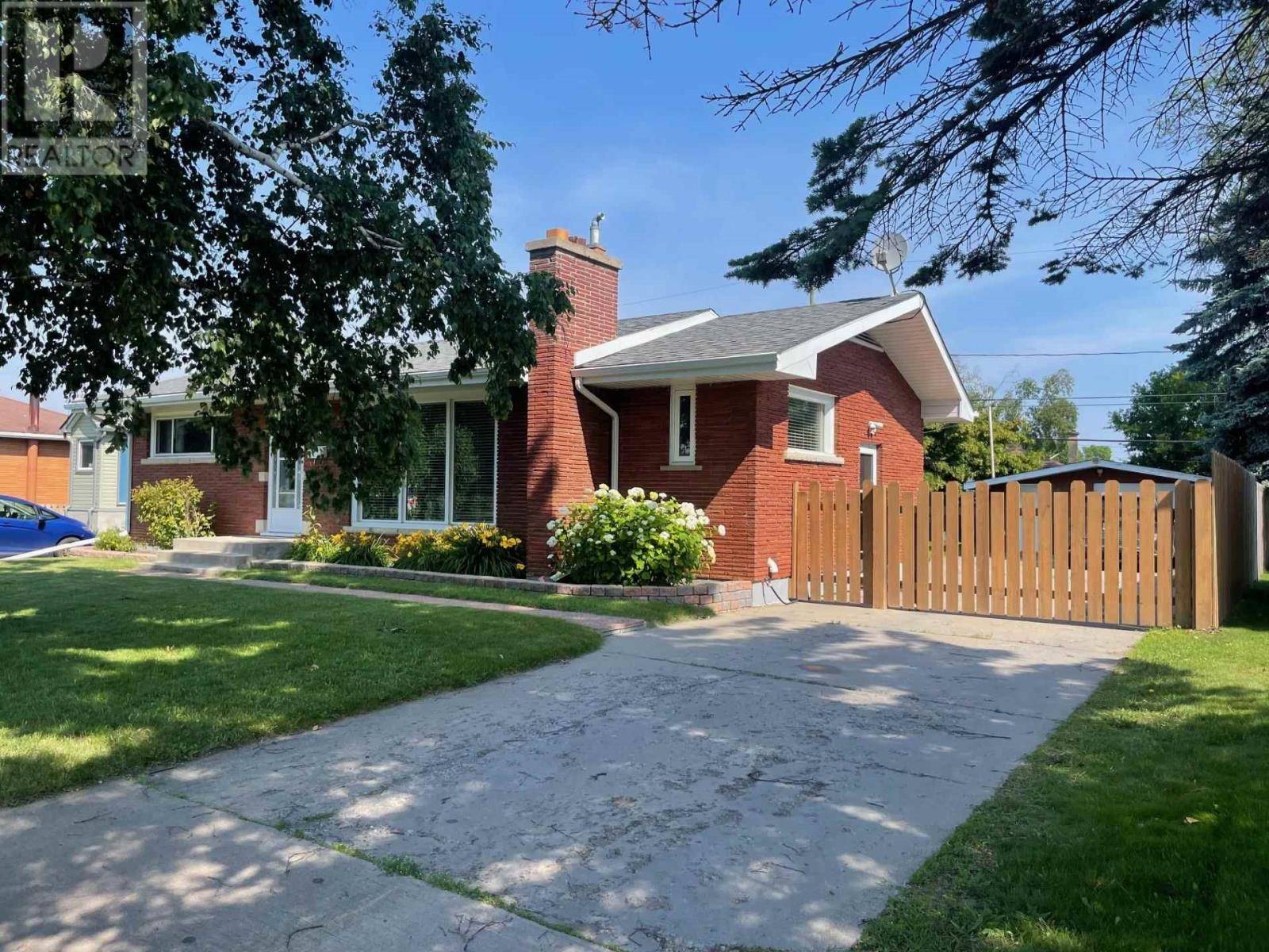Thunder Bay, ON P7C1G4,119 Victoria AVE W