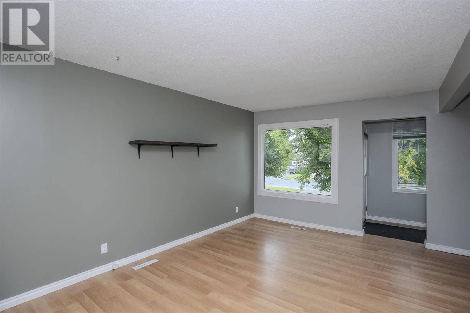 Thunder Bay, ON P7A6K2,864 Newport AVE