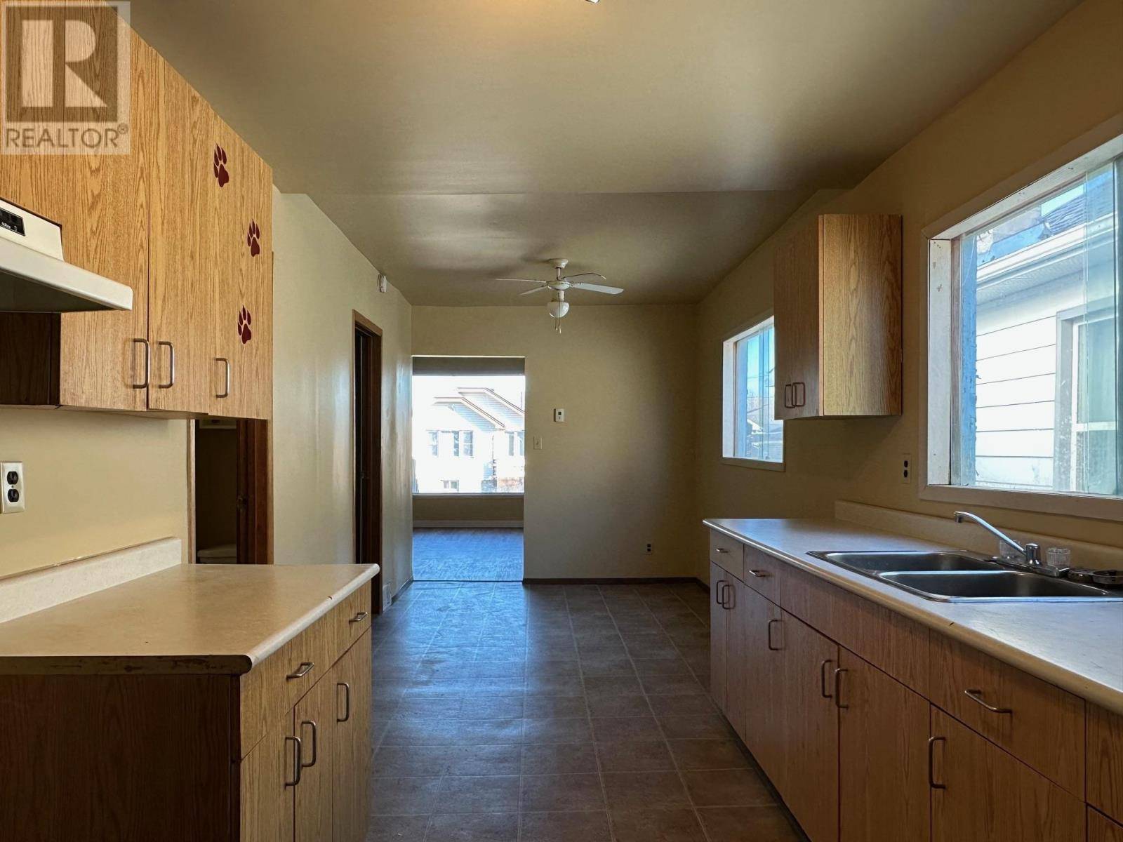 Thunder Bay, ON P7C3T8,723 Brodie ST N