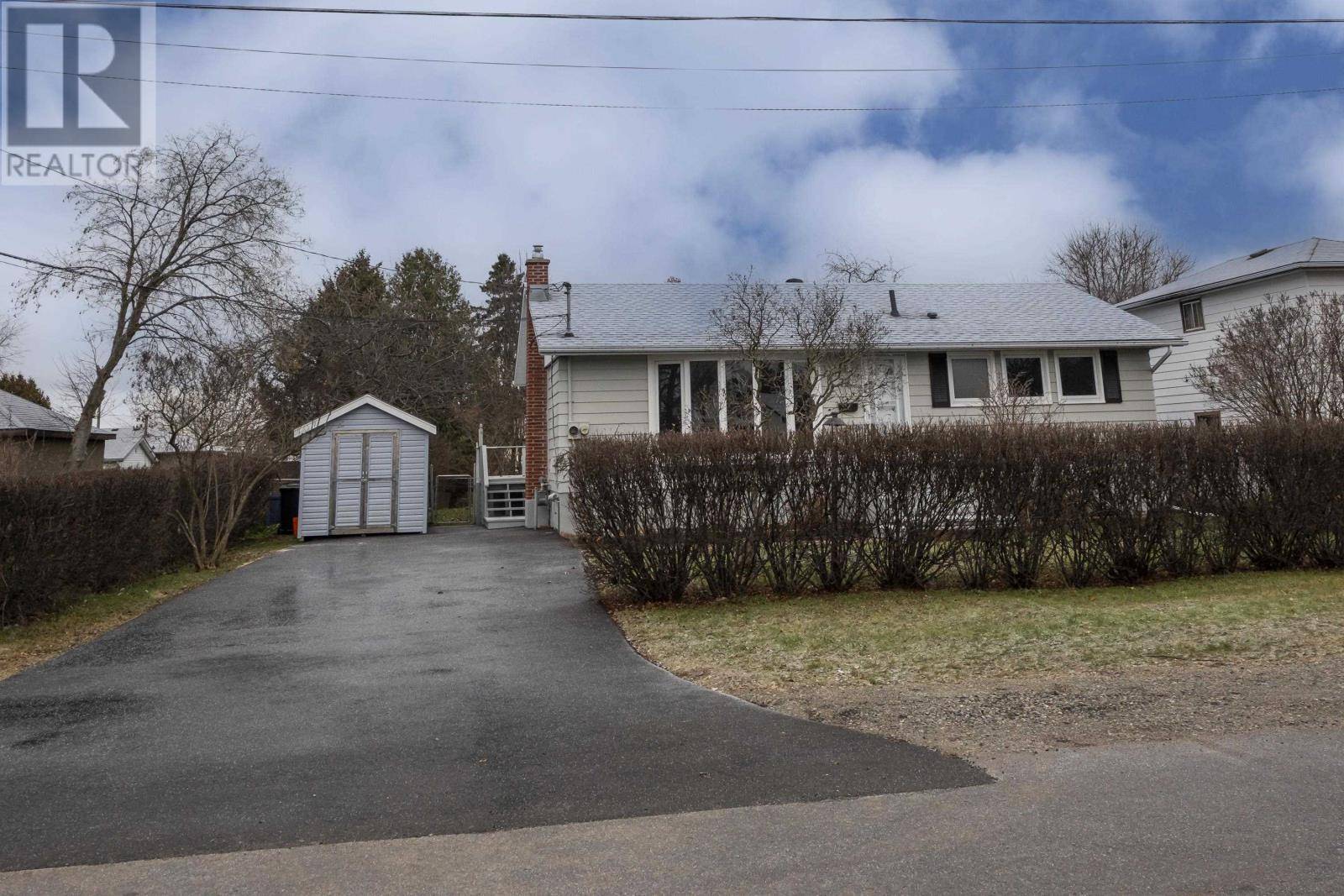 Thunder Bay, ON P7A6V6,77 Gertrude AVE