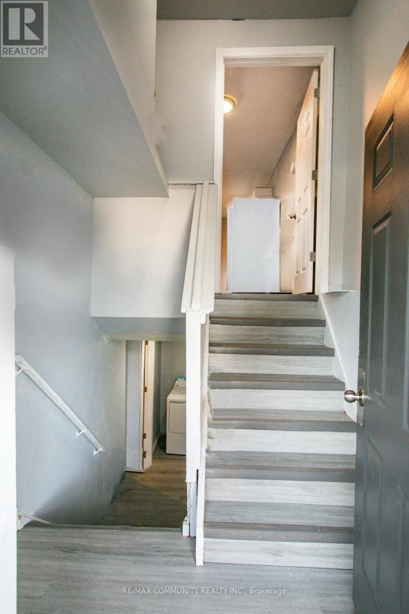 Belleville (belleville Ward), ON K8P3R9,52 HILLSIDE STREET