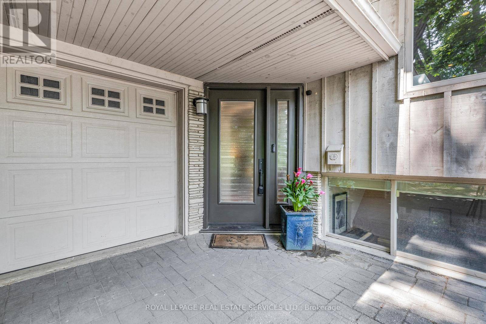 Oakville (oo Old Oakville), ON L6J2A8,319 MACDONALD ROAD
