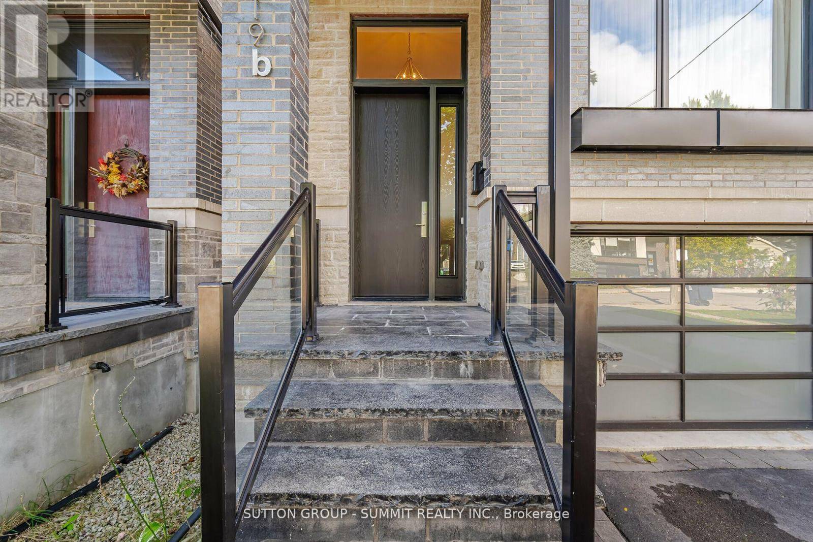 Toronto (mimico), ON M8V1T3,119B HILLSIDE AVENUE