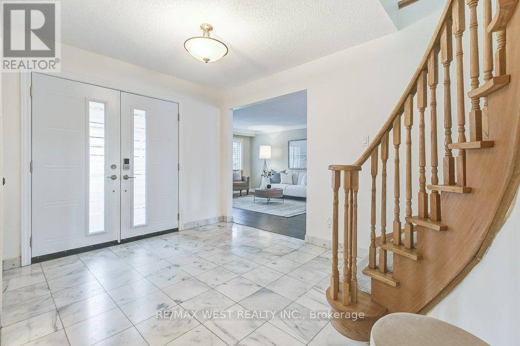 Mississauga (erindale), ON L5C3C3,817 DAMIEN WAY