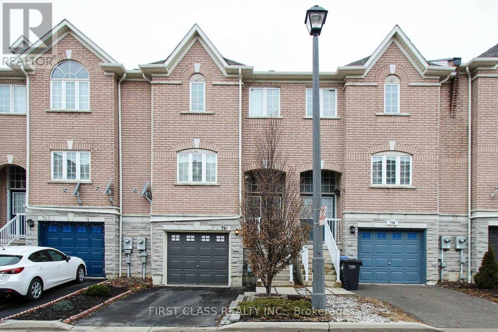 Mississauga (hurontario), ON L5R0B3,741 MAXMAN STREET