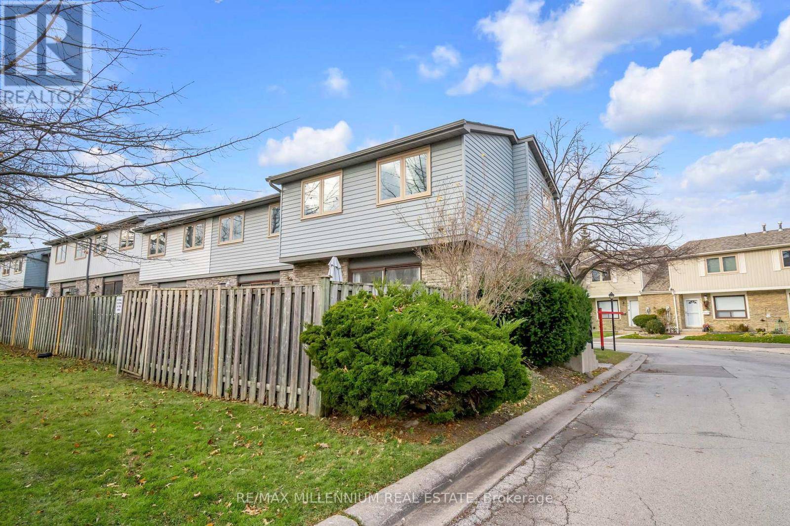 Mississauga (streetsville), ON L5N1Y2,98 Falconer DR #51