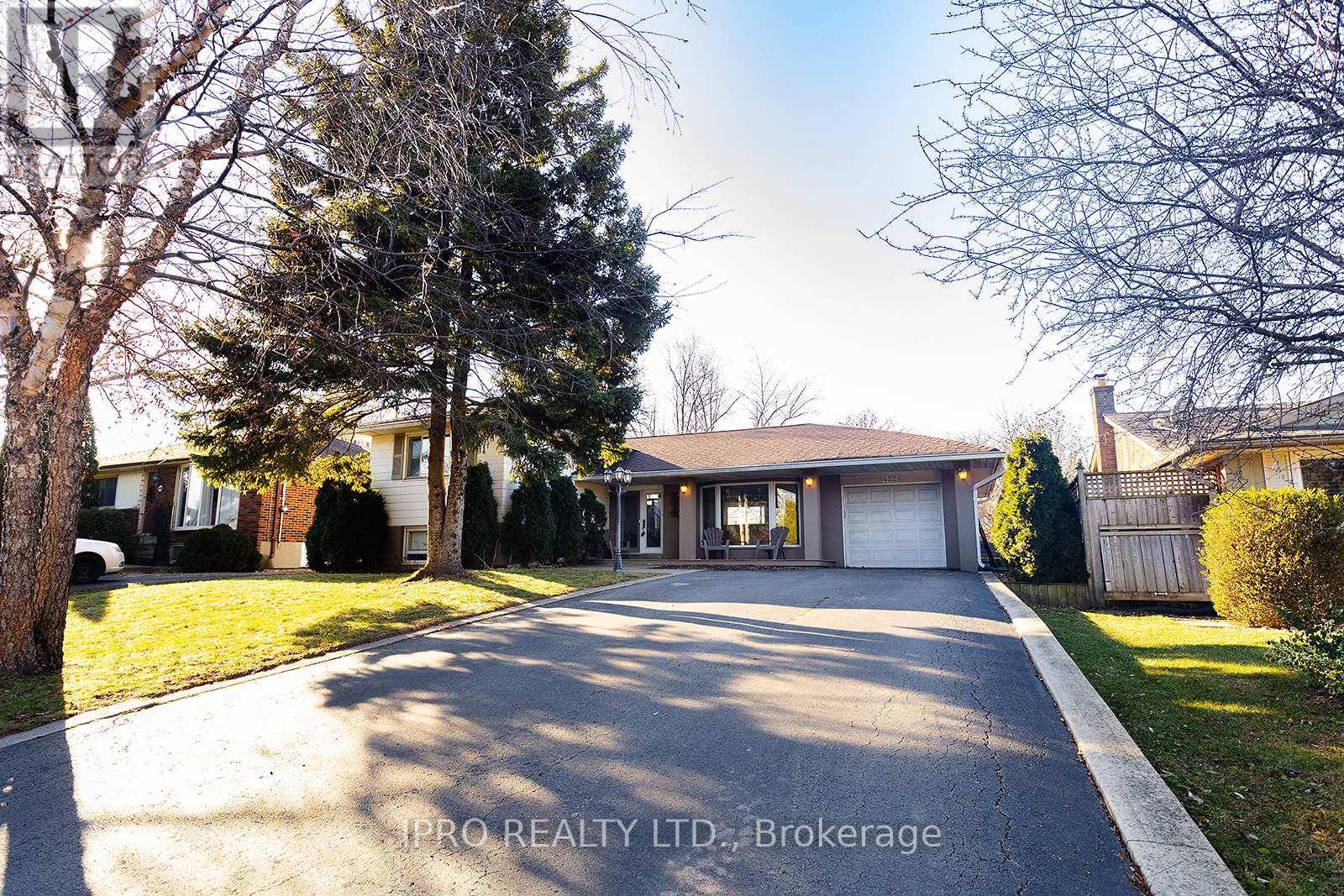 Oakville (1020 - Wo West), ON L6L3N8,452 SOUTHLAND CRESCENT