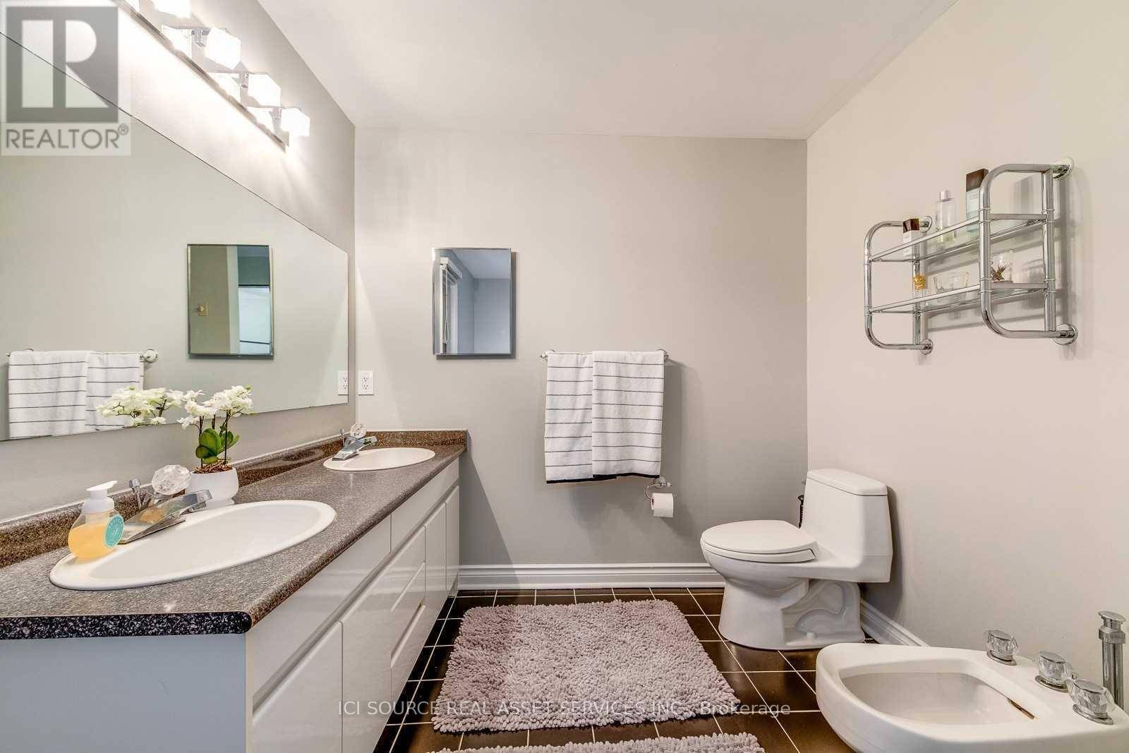 Mississauga (east Credit), ON L5M4X1,5859 RIVERSIDE PLACE